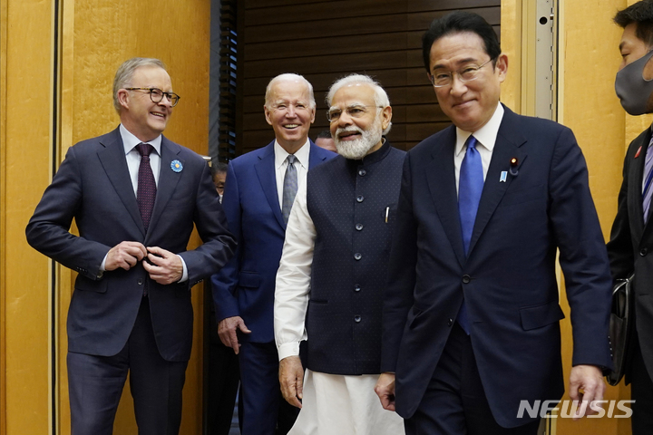 [도쿄=AP/뉴시스]미국과 일본, 인도, 호주 정상들이 지난 24일 일본 도쿄에서 열린 쿼드 정상회의에 참석하기 위해 도착하고 있다. 2022.05.31