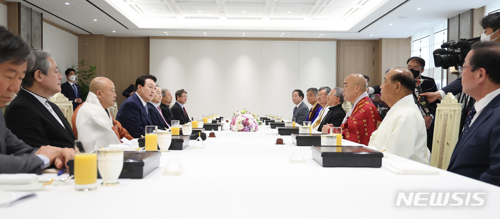[서울=뉴시스] 전신 기자 = 윤석열 대통령이 28일 서울 용산 대통령실 청사에서 열린 7대 종단 지도자 오찬에서 발언하고 있다. (대통령실통신사진기자단) 2022.05.28. photo1006@newsis.com