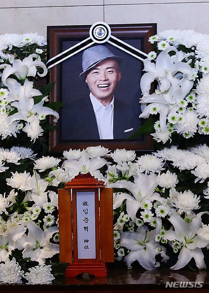 [서울=뉴시스] 사진공동취재단= 심근경색으로 갑작스럽게 세상을 떠난 개그맨 고(故) 임준혁의 빈소가 28일 오후 서울 서대문구 신촌 세브란스병원 장례식장에 마련됐다. 임준혁은 전날 밤 자택에서 사망했다. 2022.05.28. photo@newsis.com