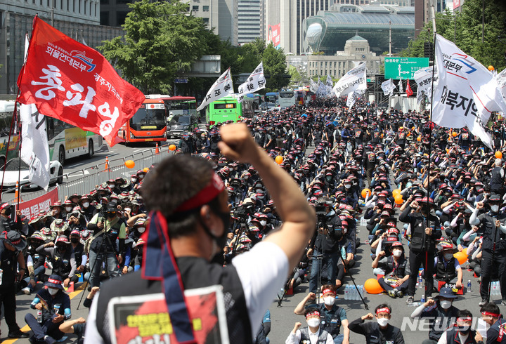 [서울=뉴시스] 조수정 기자 = 민주노총 공공운수노조 화물연대본부 조합원들이 지난달 28일 서울 중구 세종대로 숭례문 앞에서 운송료 인상, 안전운임제 확대 등을 촉구하며 개최한 화물연대 총파업 결의대회에서 구호를 외치고 있다. 2022.05.28. chocrystal@newsis.com