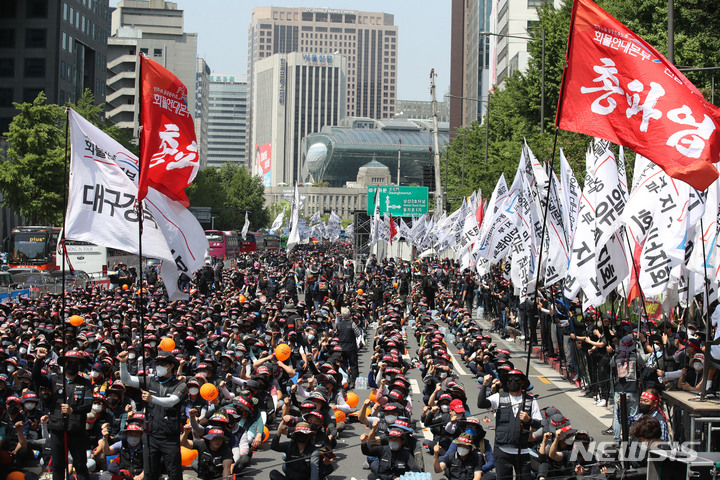 [서울=뉴시스] 조수정 기자 = 민주노총 공공운수노조 화물연대본부 조합원들이 지난달 28일 서울 중구 세종대로 숭례문 앞에서 운송료 인상, 안전운임제 확대 등을 촉구하며 개최한 화물연대 총파업 결의대회에서 구호를 외치고 있다. 2022.05.28. chocrystal@newsis.com