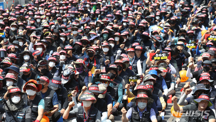 [서울=뉴시스] 조수정 기자 = 민주노총 공공운수노조 화물연대본부 조합원들이 28일 서울 중구 세종대로 숭례문 앞에서 운송료 인상, 안전운임제 확대 등을 촉구하며 개최한 화물연대 총파업 결의대회에서 구호를 외치고 있다. 2022.05.28. chocrystal@newsis.com