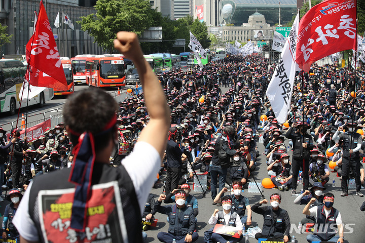 [서울=뉴시스] 조수정 기자 = 민주노총 공공운수노조 화물연대본부 조합원들이 지난달 28일 서울 중구 세종대로 숭례문 앞에서 운송료 인상, 안전운임제 확대 등을 촉구하며 개최한 화물연대 총파업 결의대회에서 구호를 외치고 있다. 2022.05.28. chocrystal@newsis.com