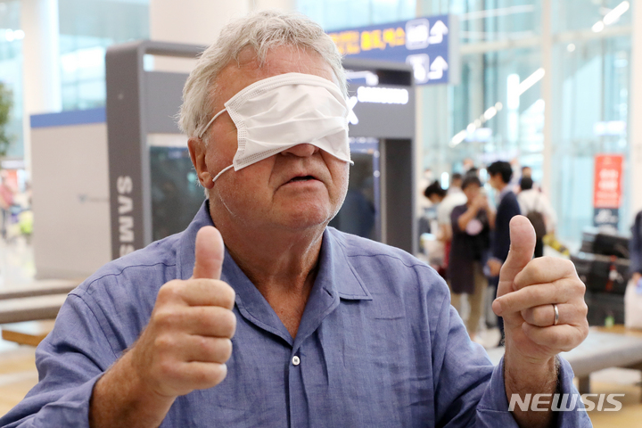 [인천공항=뉴시스] 조성우 기자 = 히딩크 감독이 28일 오후 인천국제공항 제2여객터미널을 통해 입국해 마스크로 얼굴을 가리며 장난스러운 포즈를 취하고 있다. 2022.05.28. xconfind@newsis.com