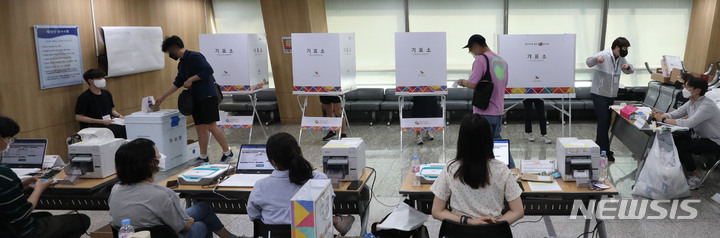 [서울=뉴시스] 조수정 기자 = 제8회 전국동시지방선거 사전투표 둘쨋날인 28일 서울 용산구의회 건물에 마련된 이태원1동 사전투표소에서 유권자들이 소중한 한표를 행사하고 있다. 2022.05.28. chocrystal@newsis.com