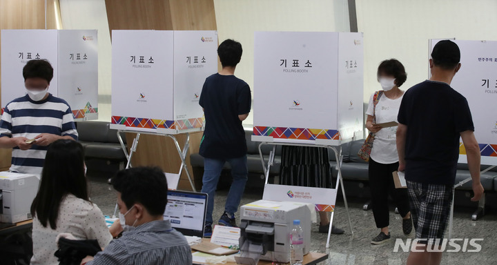 [서울=뉴시스] 조수정 기자 = 제8회 전국동시지방선거 사전투표 둘쨋날인 지난 28일 서울 용산구의회 건물에 마련된 이태원1동 사전투표소에서 유권자들이 소중한 한표를 행사하고 있다. 2022.05.28. chocrystal@newsis.com