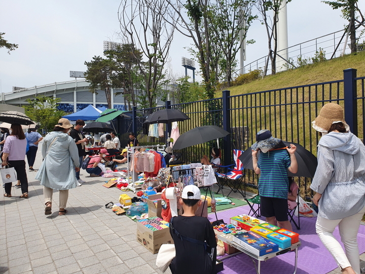 [창원=뉴시스] 강경국 기자 = 제36회 함께하는 시민장터 마산길마켓 행사가 28일 창원NC파크 마산구장 내 가족공원에서 개최되고 있다. (사진=창원시청 제공). 2022.05.29. photo@newsis.com *재판매 및 DB 금지