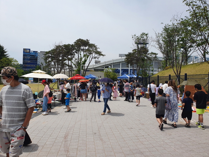 [창원=뉴시스] 강경국 기자 = 제36회 함께하는 시민장터 마산길마켓 행사가 28일 창원NC파크 마산구장 내 가족공원에서 개최되고 있다. (사진=창원시청 제공). 2022.05.29. photo@newsis.com *재판매 및 DB 금지