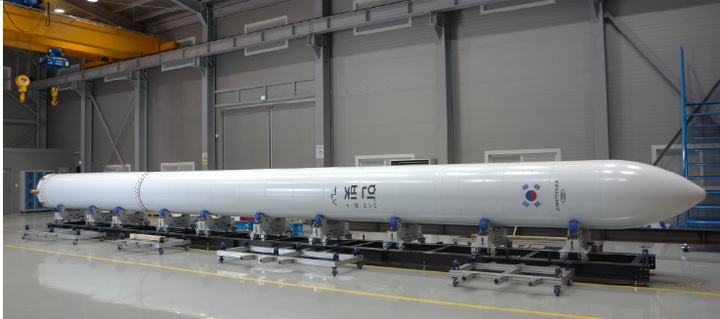 ▲이노스페이스 시험발사체 '한빛-TLV' 모습. 통합발사시스템으로 인양 준비 중. (사진=이노스페이스 제공) 2022.05.29