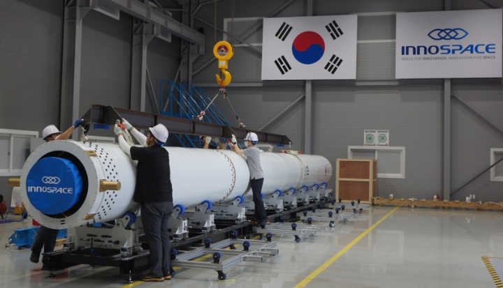 [서울=뉴시스]통합발사시스템과 시험발사체 ‘한빛-TLV’ 간의 인터페이스 점검을 위해 발사대 구동 및 기립 시연을 하고 있다. (사진=이노스페이스 제공) 2022.05.29