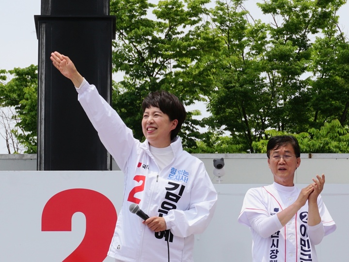 [수원=뉴시스] 이병희 기자 = 김은혜 국민의힘 경기도지사 후보가 29일 경기 안산시 상록수역 앞에서 시민에게 인사하고 있다. 2022.05.29. iambh@newsis.com *재판매 및 DB 금지