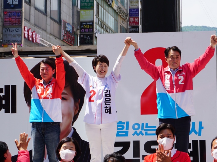 [수원=뉴시스] 이병희 기자 = 국민의힘 김은혜 경기도지사 후보(가운데), 안철수 성남분당갑 국회의원 후보(왼쪽), 하은호 군포시장 후보가 29일 경기 군포시 산본로데오거리에서 시민에게 인사하고 있다. 2022.05.29. iambh@newsis.com *재판매 및 DB 금지