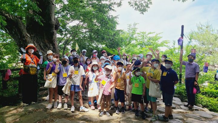 [전주=뉴시스] 한훈 기자 = 전북 전주시는 29일 전주향교와 전주한옥마을 일대에서 야호 아동정책참여단을 상대로 역사를 알리고 전통문화를 체험기회를 선물했다.(사진=전주시 제공).2022.05.29. photo@newsis.com *재판매 및 DB 금지