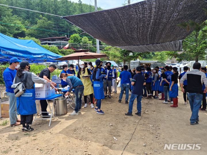 [용인=뉴시스]이준구 기자=도시락 배급을 기다리는 봉사자들.