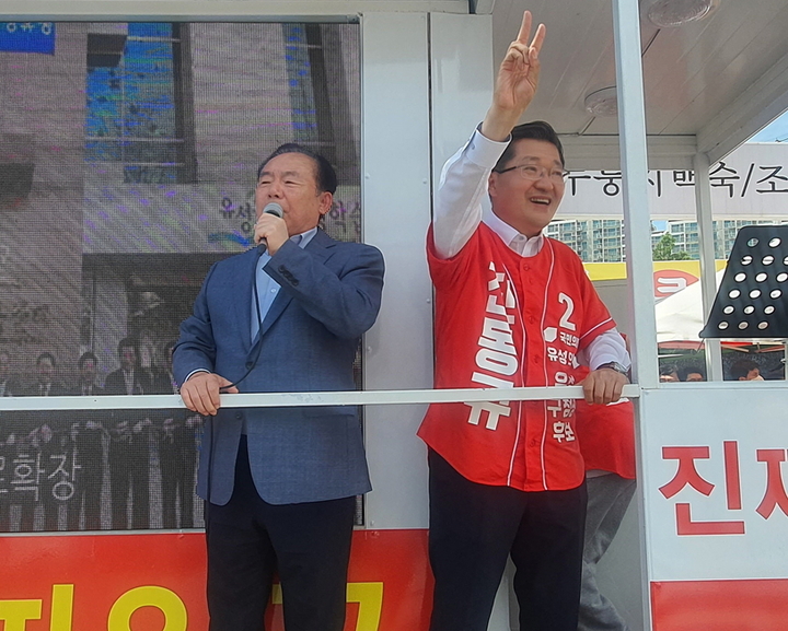 [대전=뉴시스] 조명휘 기자 = 이인제 전 의원이 29일 대전 유성시장서 국민의힘 진동규 유성구청장 후보 지원유세를 하고 있다 (사진= 진동규 후보 캠프 제공) 2022.05.29. photo@newsis.com *재판매 및 DB 금지