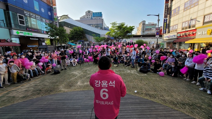 강용석 무소속 경기도지사 후보가 28일 부천 역곡역에서 유세를 하고 있다. (사진=강용석 캠프 제공) *재판매 및 DB 금지