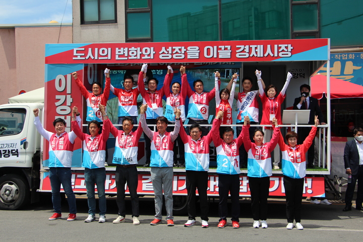 [포항=뉴시스] 이바름 기자 = 김기현 국민의힘 공동선거대책위원장이 29일 경북 포항시 남구 오천시장을 찾아 제8회 전국동시지방선거 포항지역 후보들의 당선을 위해 지원 유세를 벌였다.(사진=김병욱 국회의원실 제공) 2022.05. 29. photo@newsis.com *재판매 및 DB 금지