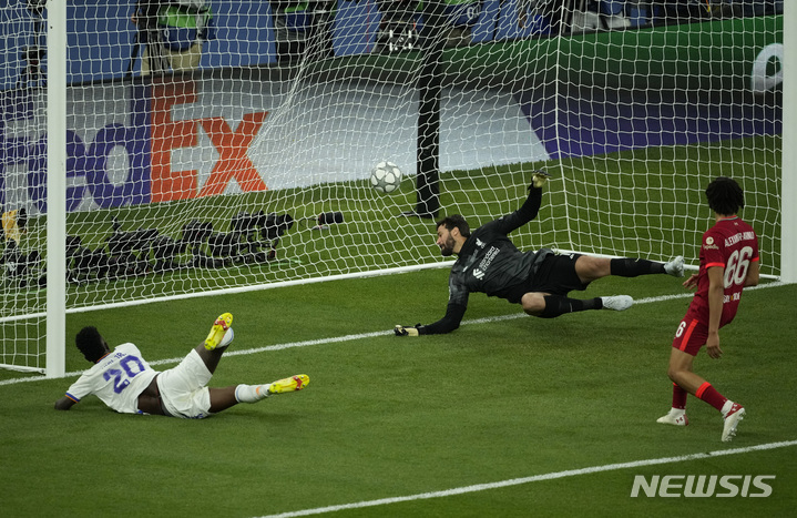 [생드니=AP/뉴시스] 레알 마드리드의 비니시우스 주니오르(왼쪽)가 29일(한국시간) 프랑스 파리 북부 생드니의 스타드 드 프랑스에서 열린 리버풀과 2021~22 UEFA 챔피언스리그 결승전에서 선제 결승골을 성공시키고 있다. 2022.05.29.