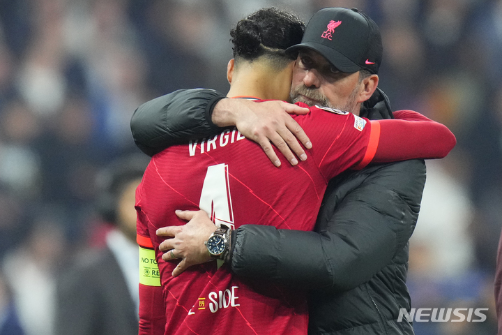 [생드니=AP/뉴시스] 리버풀의 위르겐 클롭 감독이 29일(한국시간) 프랑스 파리 북부 생드니의 스타드 드 프랑스에서 열린 레알 마드리드와 2021~22 UEFA 챔피언스리그 결승전에서 0-1로 져 우승이 좌절된 뒤 버질 반다이크를 포옹하며 위로하고 있다. 2022.05.29.