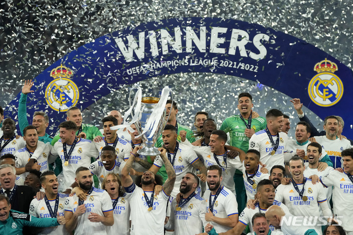 [생드니=AP/뉴시스] 레알 마드리드 선수들이 29일(한국시간) 프랑스 파리 북부 생드니의 스타드 드 프랑스에서 열린 리버풀과 2021~22 UEFA 챔피언스리그 결승전에서 1-0으로 이기고 우승을 차지한 뒤 트로피를 들고 환호하고 있다. 2022.05.29.