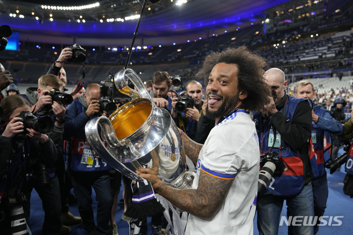 [파리=AP/뉴시스]레알 마드리드를 떠나는 마르셀루. 2022.05.29.