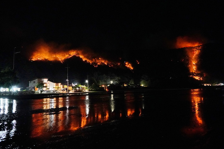 [서울=뉴시스] 28일 오후 경북 울진군 근남면에서 발생한 산불이 강한 바람으로 번지고 있다. (사진=산림청 제공). 2022.05.29. photo@newsis.com *재판매 및 DB 금지