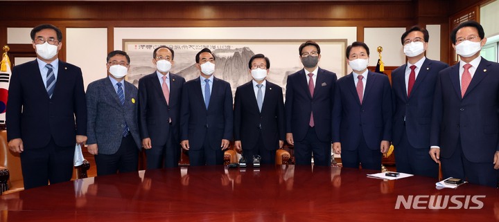 [서울=뉴시스] 김선웅 기자 = 박병석 국회의장이 임기 마지막 날인 29일 서울 여의도 국회의장에서 권성동 국민의힘 원내대표, 박병석 민주당 원내대표, 추경호 부총리 겸 기획재정부 장관과 회동하고 있다. 박 의장은 이날 여야 원내대표 및 추경호 부총리 등과 추경안 관련 논의를 진행한다. (공동취재사진) 2022.05.29. photo@newsis.com