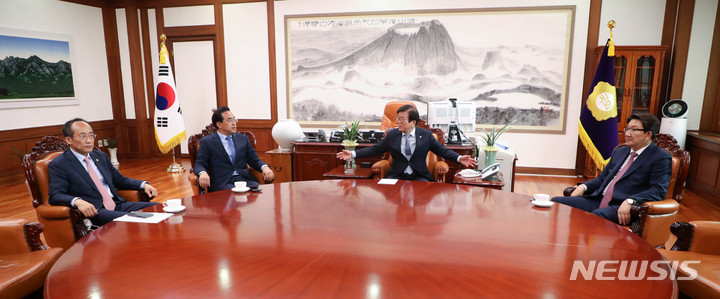 [서울=뉴시스] 김선웅 기자 = 박병석 국회의장과 권성동 국민의힘 원내대표, 박홍근 더불어민주당 원내대표, 추경호 부총리 겸 기획재정부 장관이 29일 서울 여의도 국회 의장실에서 추경안 논의를 위한 회동을 하고 있다. 2022.05.29. mangusta@newsis.com