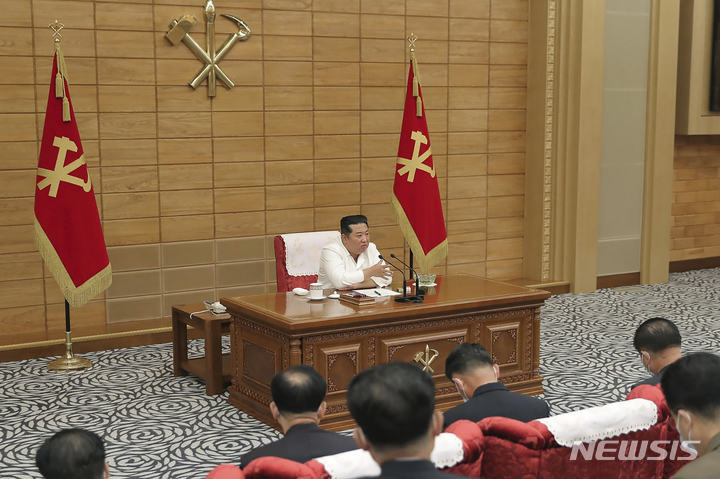 [평양=AP/뉴시스] 지난 29일 북한 김정은 조선노동당 총비서 겸 국무위원장이 평양에서 열린 정치국 협의회를 주재하고 있다. 2022.05.30.