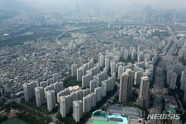 [서울=뉴시스] 배훈식 기자 = 서울 송파구 서울스카이 전망대에서 바라본 강남 아파트 밀집지역 모습. 2022.05.29. dahora83@newsis.com