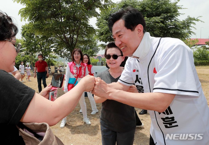 [서울=뉴시스] 국회사진기자단 = 오세훈 국민의힘 서울시장 후보가 29일 오후 서울 한강시민공원 망원지구를 방문해 시민들과 인사를 나누고 있다. 2022.05.29. photo@newsis.com