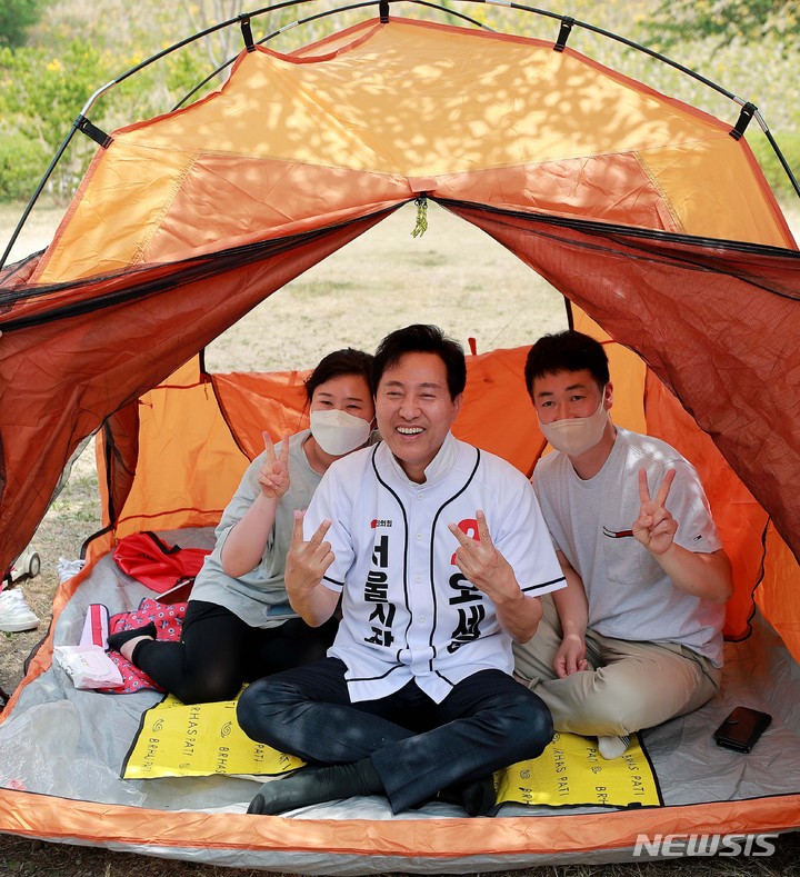 [서울=뉴시스] 국회사진기자단 = 오세훈 국민의힘 서울시장 후보가 29일 오후 서울 한강시민공원 망원지구를 방문해 시민들과 기념촬영을 하고 있다. 2022.05.29. photo@newsis.com