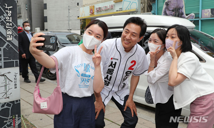 [서울=뉴시스] 국회사진기자단 = 오세훈 국민의힘 서울시장 후보가 29일 서울 마포구 연남 경의선숲길(일명 연트럴파크)에서 도보유세를 하며 만난 시민들과 기념촬영을 하고 있다. 2022.05.29. photo@newsis.com