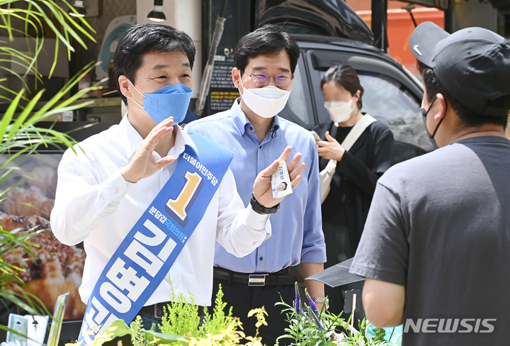 [성남=뉴시스] 김종택기자 = 경기 성남 분당갑 국회의원 보궐선거에 출마한 김병관 더불어민주당 후보가 29일 오후 경기도 성남시 대장동 한 아파트 단지에서 열린 플리마켓에 방문해 지지를 호소하고 있다. 2022.05.29. jtk@newsis.com