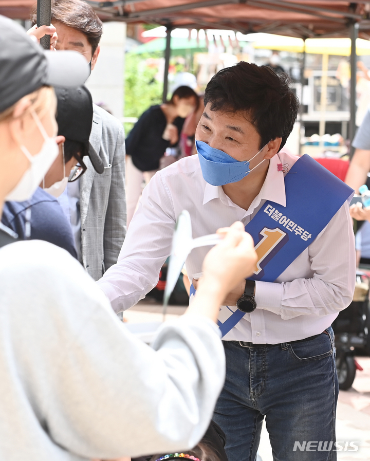 [성남=뉴시스] 김종택기자 = 경기 분당갑 국회의원 보궐선거에 출마한 김병관 더불어민주당 후보가 29일 오후 경기도 성남시 대장동 한 아파트 단지에서 열린 플리마켓에 방문해 지지를 호소하고 있다. 2022.05.29. jtk@newsis.com