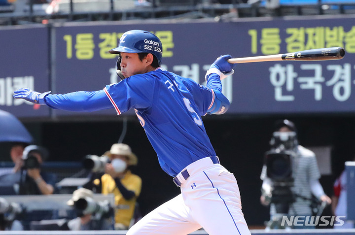 [서울=뉴시스] 배훈식 기자 = 29일 오후 서울 송파구 잠실야구장에서 열린 2022 프로야구 LG 트윈스와 삼성 라이온즈의 경기, 2회초 삼성 구자욱이 안타를 치고 있다. 2022.05.29. dahora83@newsis.com