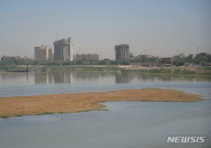 [바그다드(이라크)=AP/뉴시스] 이라크 바그다드 시 부근의 티그리스강의 수위가 낮아지면서 2022년 5월 28일 일부 지역의 강 밑바닥이 드러나 있다. 이라크 농부들은 정부의 물관개사업 실패와 한발, 폭염 등 기후변화로 인해 밀 수확량이 50%나 줄었다고 주장하고 있다.&nbsp; 