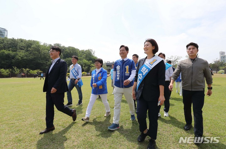 [서울=뉴시스] 국회사진기자단 = 송영길 더불어민주당 서울시장 후보가 29일 서울 강북구 북서울꿈의숲에서 지역 구청장, 시의원 후보들과 유세하고 있다. 2022.05.29. photo@newsis.com
