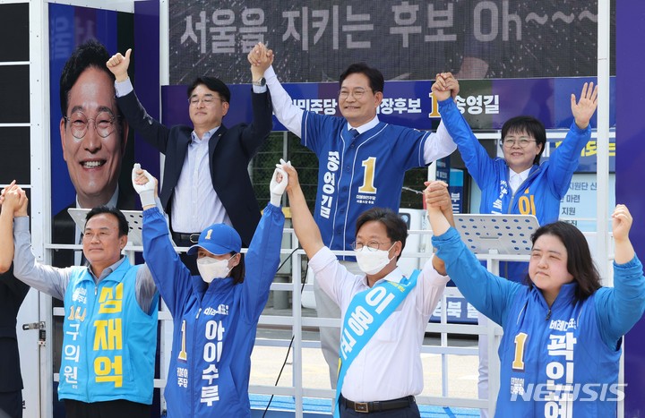 [서울=뉴시스] 국회사진기자단 = 송영길 더불어민주당 서울시장 후보가 29일 서울 강북구 북서울꿈의숲에서 지지를 호소하고 있다. 2022.05.29. photo@newsis.com