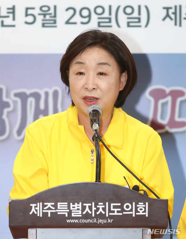 [제주=뉴시스] 우장호 기자 = 심상정 정의당 의원이 29일 오후 제주도의회 도민카페에서 기자회견을 열어 6·1 지방선거 제주지역 출마 후보들의 지지를 호소하고 있다. 2022.05.29. woo1223@newsis.com