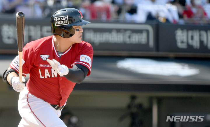 [광주=뉴시스] 류형근 기자 = 29일 오후 광주 북구 광주-기아챔피언스필드에서 열린 2022프로야구 KIA 타이거즈 대 SSG 랜더스의 경기, 4회초 1사에서 SSG 1번타자 추신수가 안타를 치고 있다. 2022.05.29. hgryu77@newsis.com