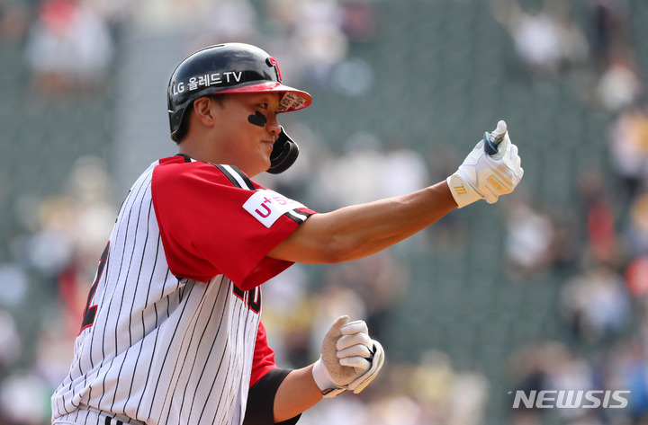 [서울=뉴시스] 배훈식 기자 = 29일 오후 서울 송파구 잠실야구장에서 열린 2022 프로야구 LG 트윈스와 삼성 라이온즈의 경기, 4회말 LG 이재원이 3점 홈런을 터뜨린 뒤 그라운드를 돌며 손가락 하트를 내보이고 있다. 2022.05.29. dahora83@newsis.com