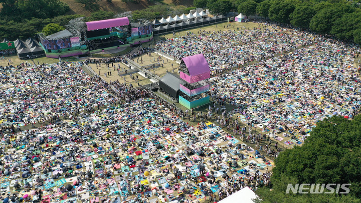 [서울=뉴시스] 백동현 기자 = 서울재즈페스티벌 2022 마지막 날인 29일 오후 서울 송파구 올림픽공원내 88잔디마당에 축제를 즐기는 시민들로 가득하다. 2022.05.29. livertrent@newsis.com