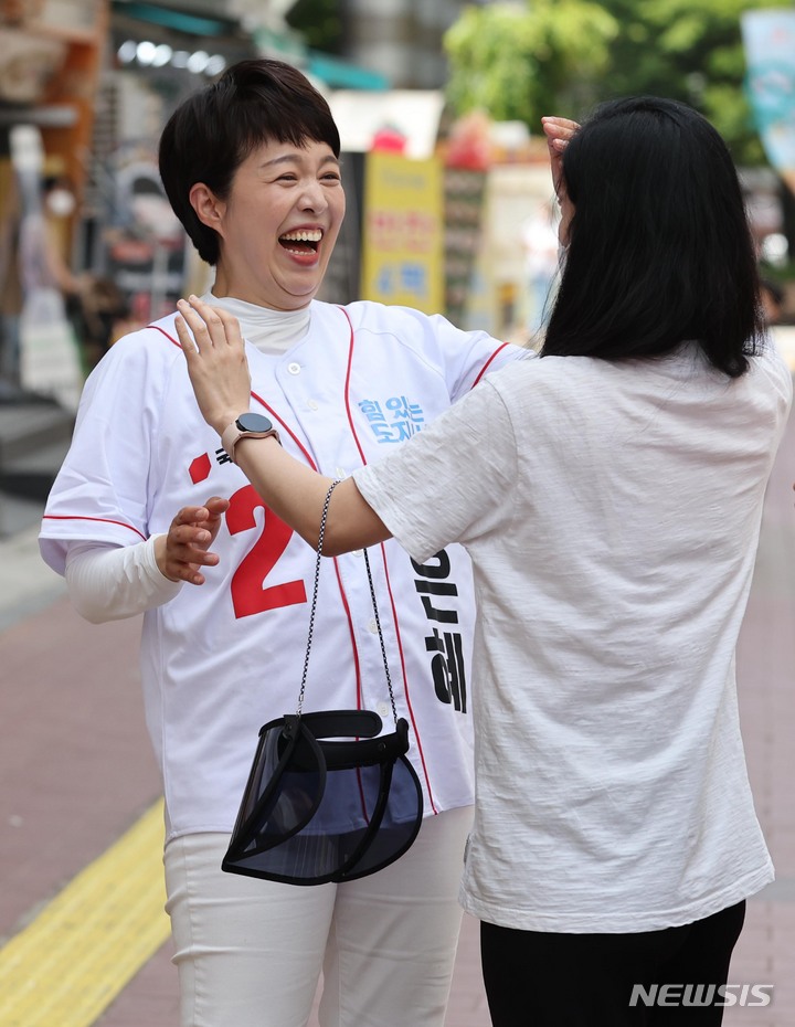 [군포=뉴시스] 국회사진기자단 = 김은혜 국민의힘 경기지사 후보가 29일 경기 군포시 산본 로데오거리에서 열린 집중 유세에서 시민들과 인사를 나누고 있다. 2022.05.29. photo@newsis.com