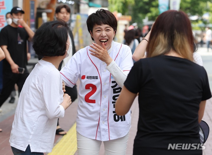 [군포=뉴시스] 국회사진기자단 = 김은혜 국민의힘 경기지사 후보가 29일 경기 군포시 산본 로데오거리에서 열린 집중 유세에서 시민들과 인사를 나누고 있다. 2022.05.29. photo@newsis.com