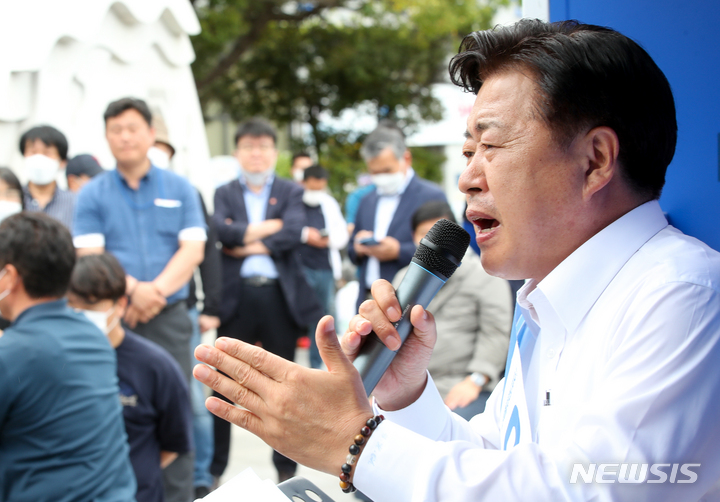 [제주=뉴시스] 우장호 기자 = 오영훈 더불어민주당 제주도지사 후보가 29일 오후 제주시청 조형물 앞에서 기자회견을 열어 국민의힘 이준석 대표의 대국민사과와 사퇴를 요구하고 있다. 2022.05.29. woo1223@newsis.com