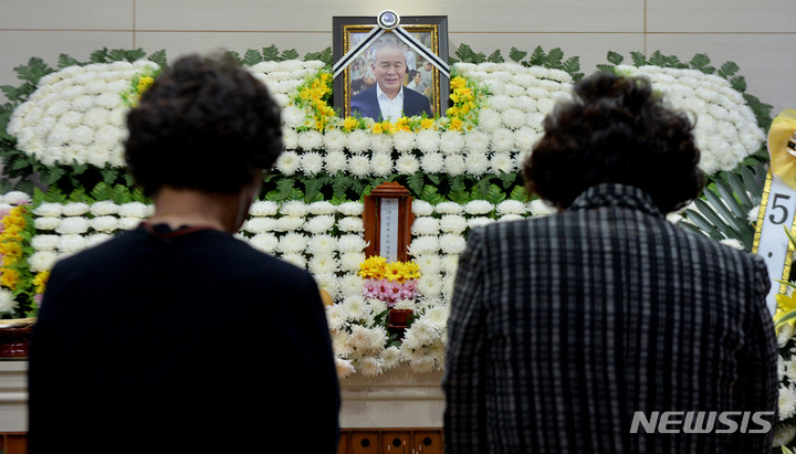 [광주=뉴시스] 변재훈 기자 = 29일 오후 광주 동구 학동 금호장례식장 내 고(故) 정동년 5·18기념재단 이사장의 빈소에서 조문객들이 고인을 추모하고 있다. 고 정 이사장은 5·18 항쟁 당시 '내란 주도' 누명을 쓰고 군사재판에서 사형 선고를 받고 사면된 직후 항쟁 정신 계승과 진상 규명에 앞장섰다. 2022.05.29. wisdom21@newsis.com