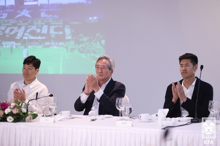 [서울=뉴시스] 고승민 기자 = 29일 아산정책연구원에서 열린 2002 한일월드컵 20주년 기념 레전드 초청 만찬에서 정몽준 명예회장과 박지성, 설기현이 박수치고 있다. (사진=KFA 제공) 2022.05.29. photo@newsis.com *재판매 및 DB 금지