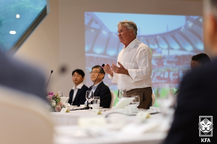 [서울=뉴시스] 고승민 기자 = 29일 아산정책연구원에서 열린 2002 한일월드컵 20주년 기념 레전드 초청 만찬에서 히딩크 감독이 인사말을 하고 있다. (사진=KFA 제공) 2022.05.29. photo@newsis.com *재판매 및 DB 금지