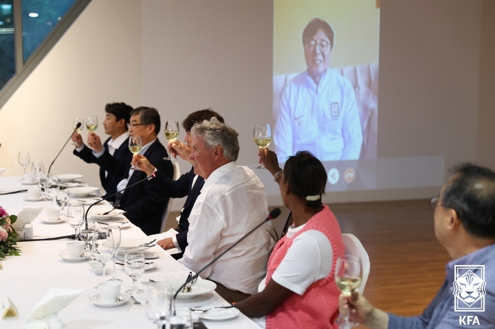 [서울=뉴시스] 고승민 기자 = 29일 아산정책연구원에서 열린 2002 한일월드컵 20주년 기념 레전드 초청 만찬에서 참석자들이 황선홍 U-23 감독과 화상으로 인사를 하고 있다. (사진=KFA 제공) 2022.05.29. photo@newsis.com *재판매 및 DB 금지